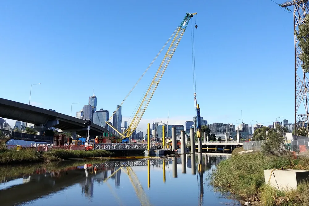 Junttan-HHK18S-hydraulic-hammer_large-steel-piles_West Gate-tunnel_Brady-marine_Australia