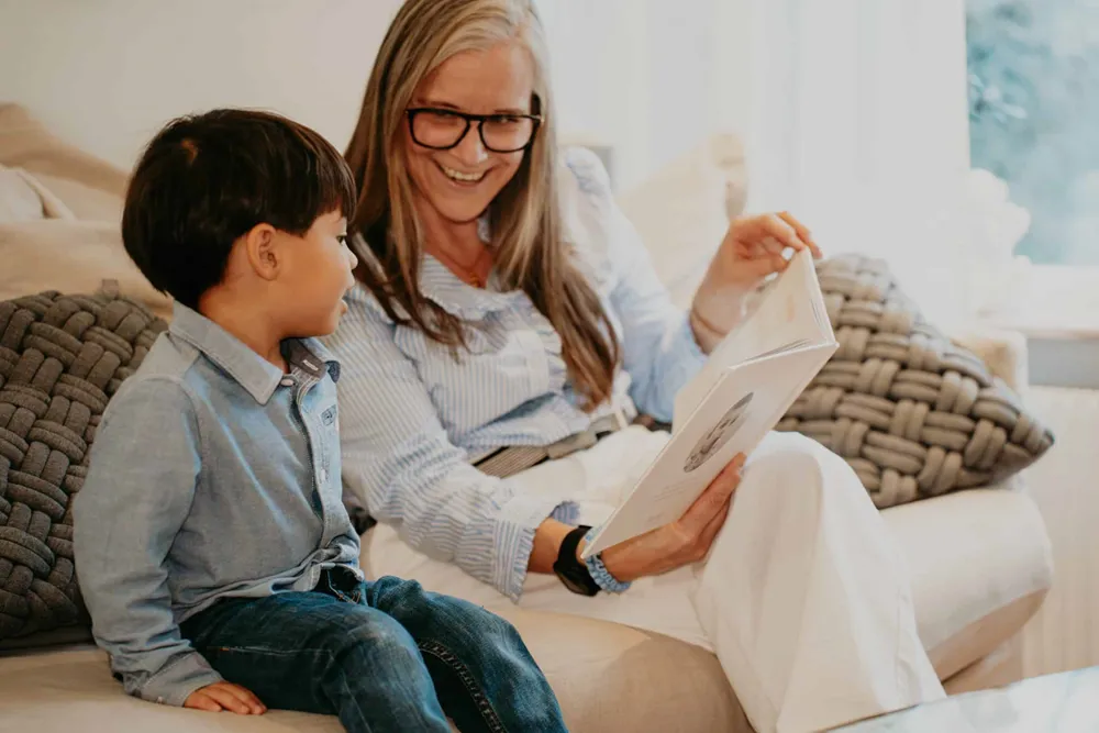 fb0ed6cb80f7c2c6-mamma-och-son-tittar-i-en-bok