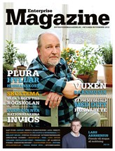 Bilden visar en man i ett rum fullt av blommor, omgiven av text. Det rör sig om ett omslag till tidningen Enterprise Magazine.