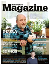 Bilden visar en man i ett rum fullt av blommor, omgiven av text. Det rör sig om ett omslag till tidningen Enterprise Magazine.